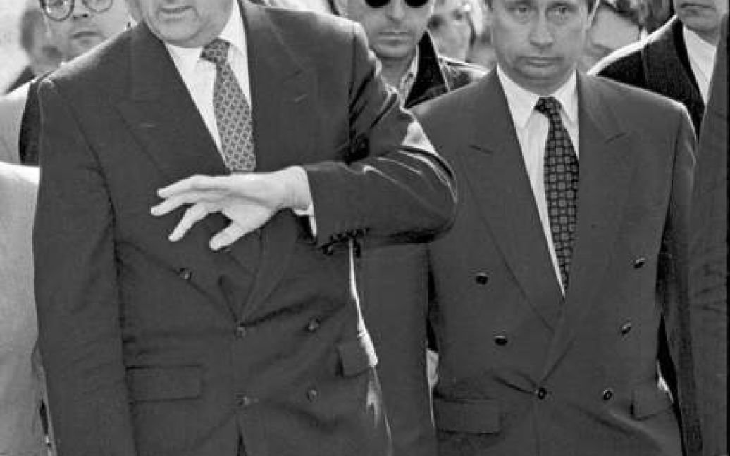 Путин, тогда еще заместитель мэра в Санкт-Петербурге, с тогдашним мэром Анатолием Собчаком (1994) / © time.com