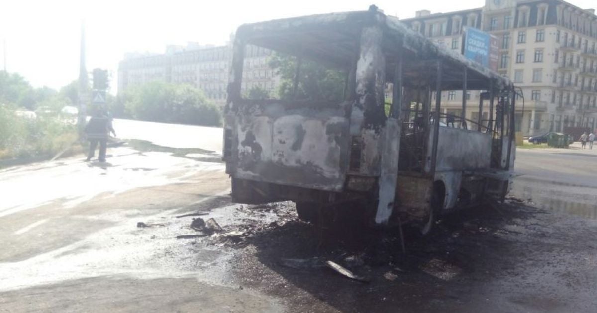 В Одесі згоріла дощенту маршрутка та вибухнула іномарка, люди вистрибували на ходу