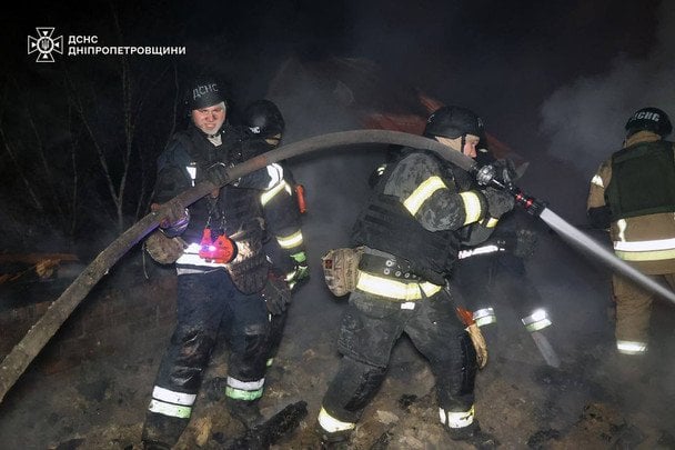 Пожарные ликвидируют последствия обстрела