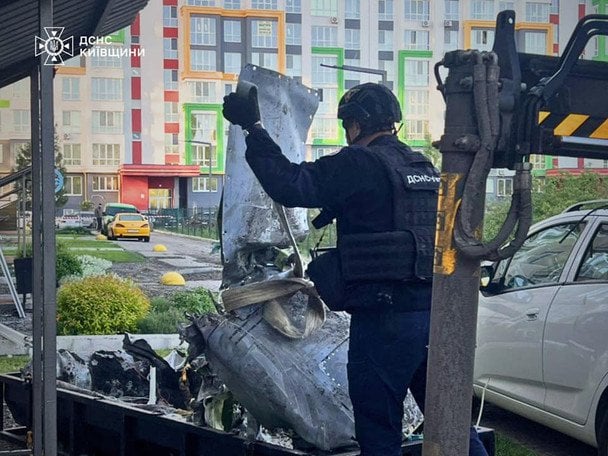 У Чабанах до квартири залетіла бойова частина ракети і не здетонувала / © ДСНС у Київській області