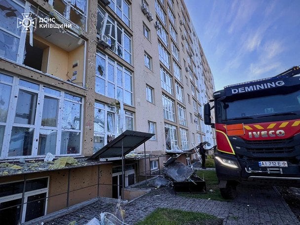 У Чабанах до квартири залетіла бойова частина ракети і не здетонувала / © ДСНС у Київській області