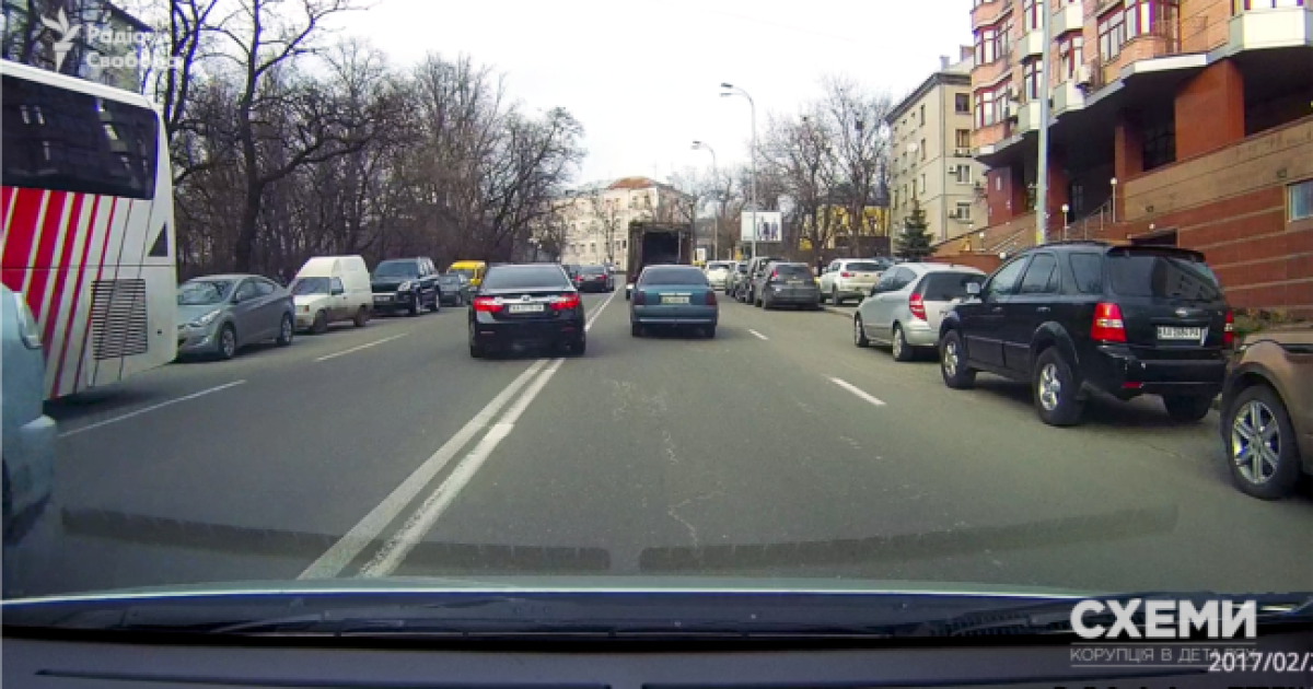 Кортеж Луценка перетинає подвійну суцільну лінію.