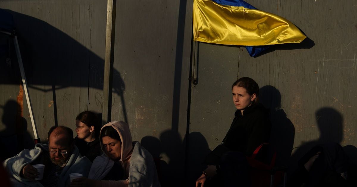 Чи можуть родичі цивільних, які загинули під час війни, виїжджати за кордон: пояснення юристів