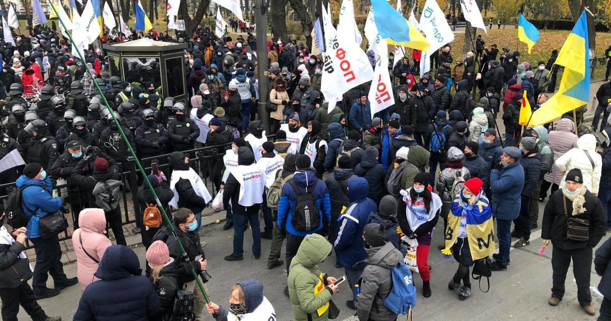 У Києві протестувальники заблокували входи до Ради