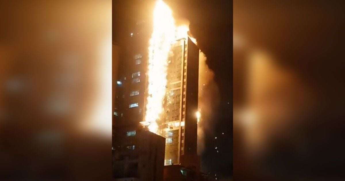 В Южной Корее пылает жилая высотка