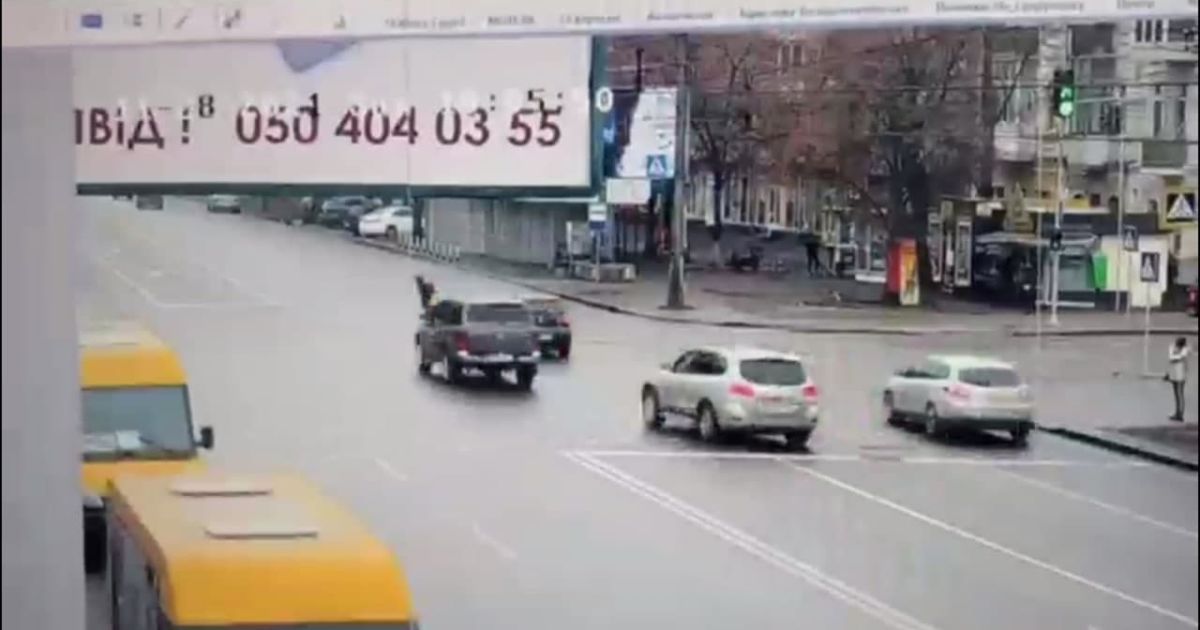 Перебігав дорогу на "червоне" світло: у Полтаві на "зебрі" авто збило 10-річного хлопчика (відео)