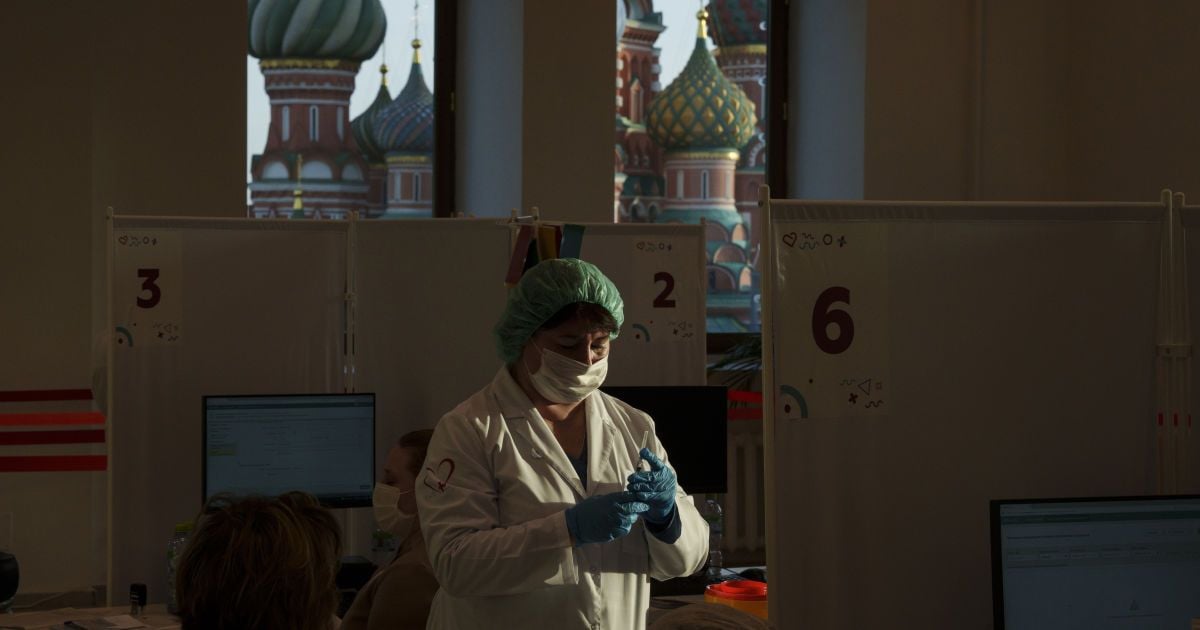 У Росії зафіксували рекордну місячну COVID-смертність за увесь час пандемії