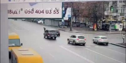 Перебегал дорогу на "красный" свет: в Полтаве на "зебре" авто сбило 10-летнего мальчика (видео)