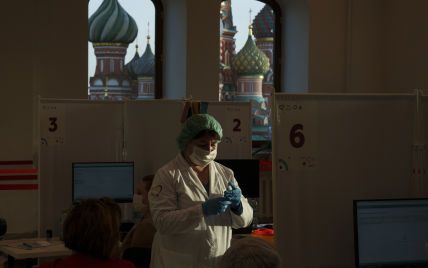 У Росії зафіксували рекордну місячну COVID-смертність за увесь час пандемії
