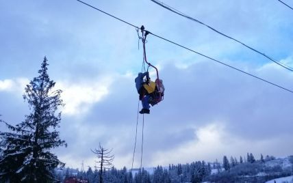 На горнолыжном курорте в Славском остановился подъемник — спасатели снимают около 70 туристов