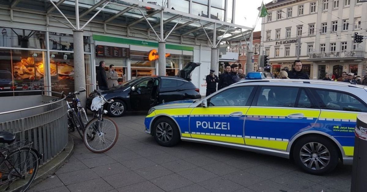 В Германии авто на скорости влетело в толпу, есть травмированные