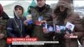 Женщины поддержали активистов, которые блокируют железнодорожное соединение с Донбассом