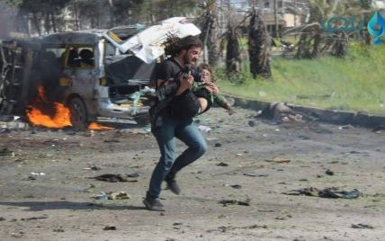 Кровавый взрыв в Алеппо: CNN показало фотографа, который отложил камеру и бросился спасать пострадавших