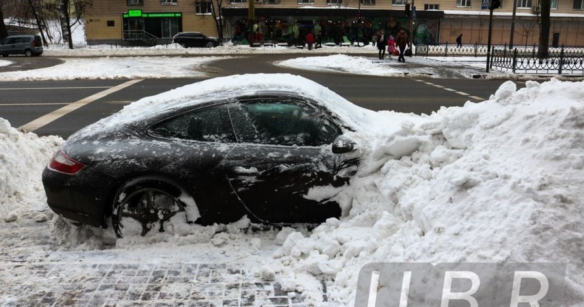 У Києві комунальники закидали снігом припаркований елітний Porsche