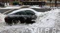 У Києві комунальники закидали снігом припаркований елітний Porsche