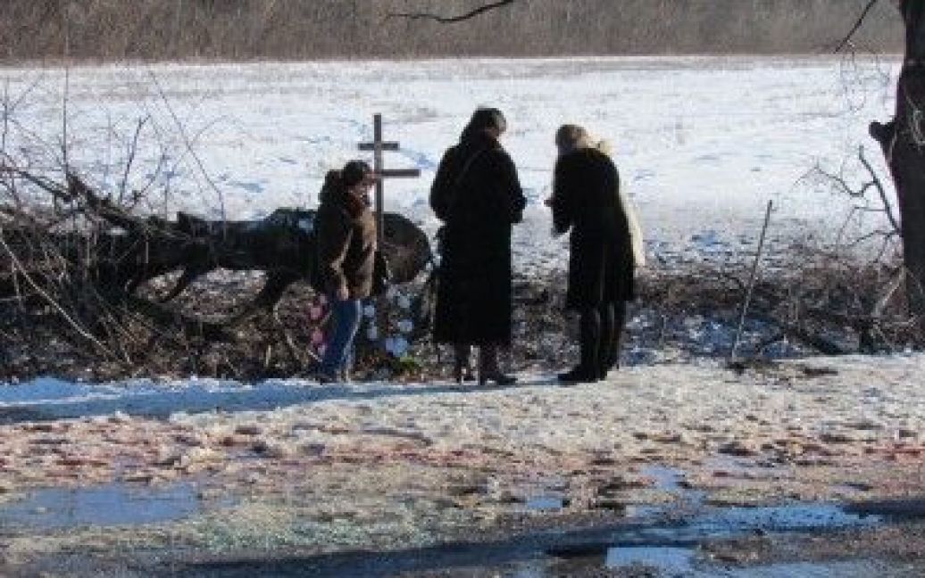 Місцеві жителі принесли на місце аварії свічки і ладанки. / © 0629.com.ua