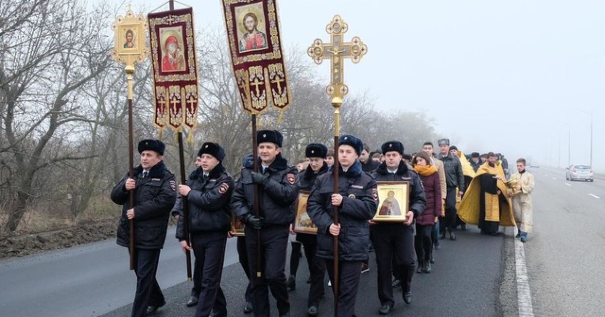 Вдарили духовністю по бездоріжжю: у Росії інспектори автоінспекції влаштували хресну ходу проти ДТП