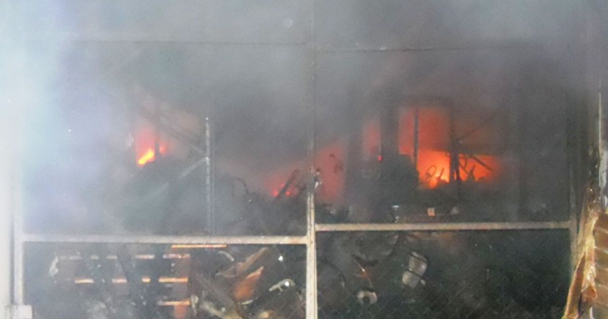 Пожарные за три часа потушили огонь в складских помещениях. / © Управление ГСЧС Киева