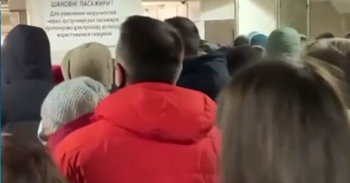 Колапс у метро Києва: на станціях "Теремки" та "Академмістечко" утворилися величезні черги