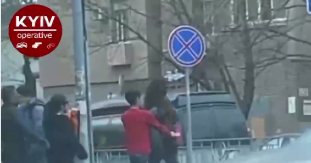 З'явилося відео, як у Києві грабують перехожих просто на ходу