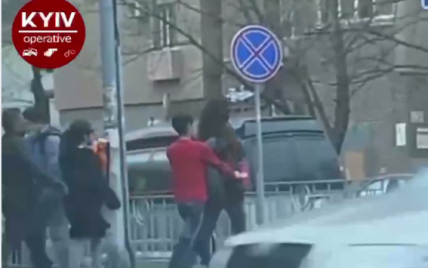 Появилось видео, как в Киеве грабят прохожих прямо на ходу