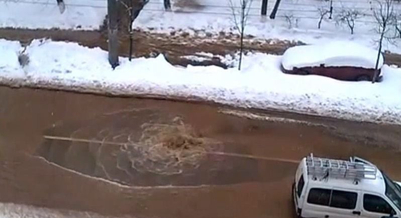 Гейзер на дороге: в столице ликвидируют очередную аварию водоснабжения