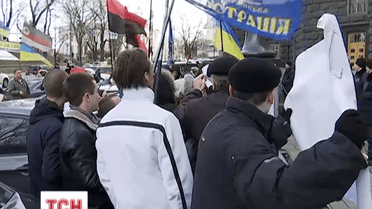 Сегодня днем активисты национального люстрационного комитета пикетировали Кабмин