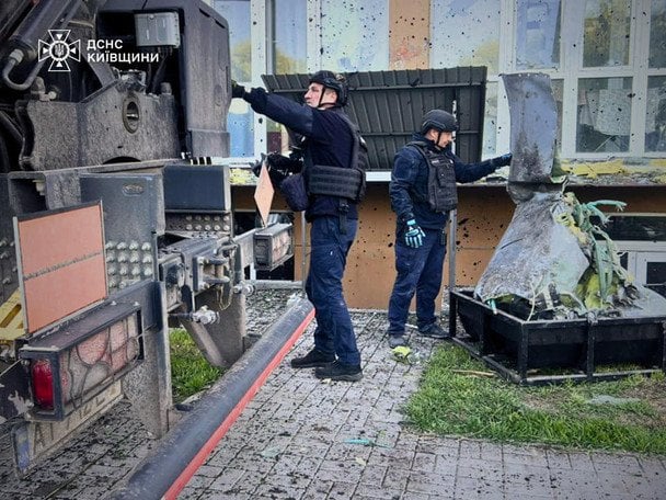 У Чабанах до квартири залетіла бойова частина ракети і не здетонувала / © ДСНС у Київській області