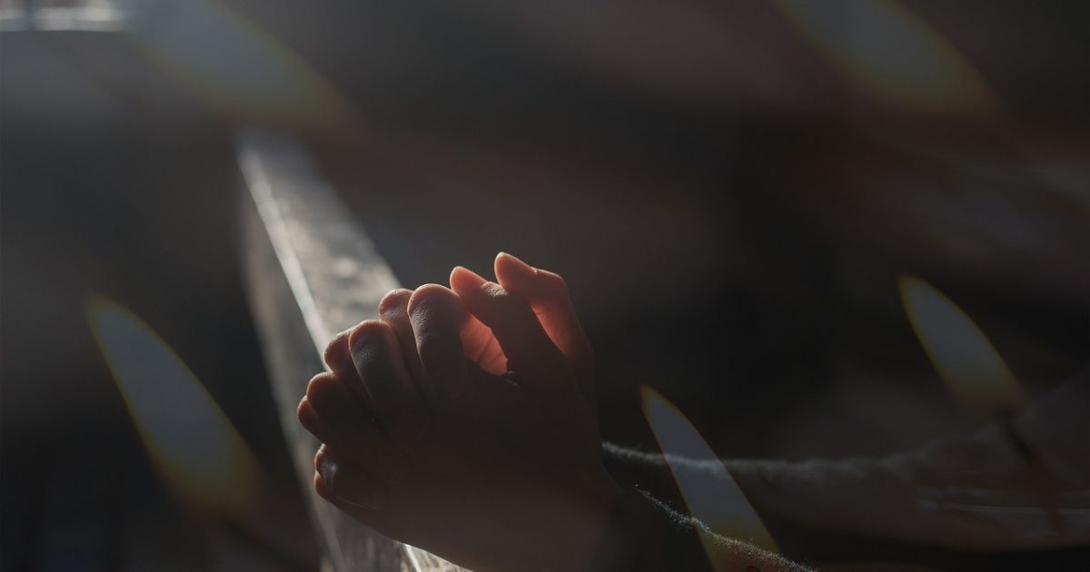 На Тернопольщине бабушка пихала внуку палку в рот и душила из-за невыученной молитвы