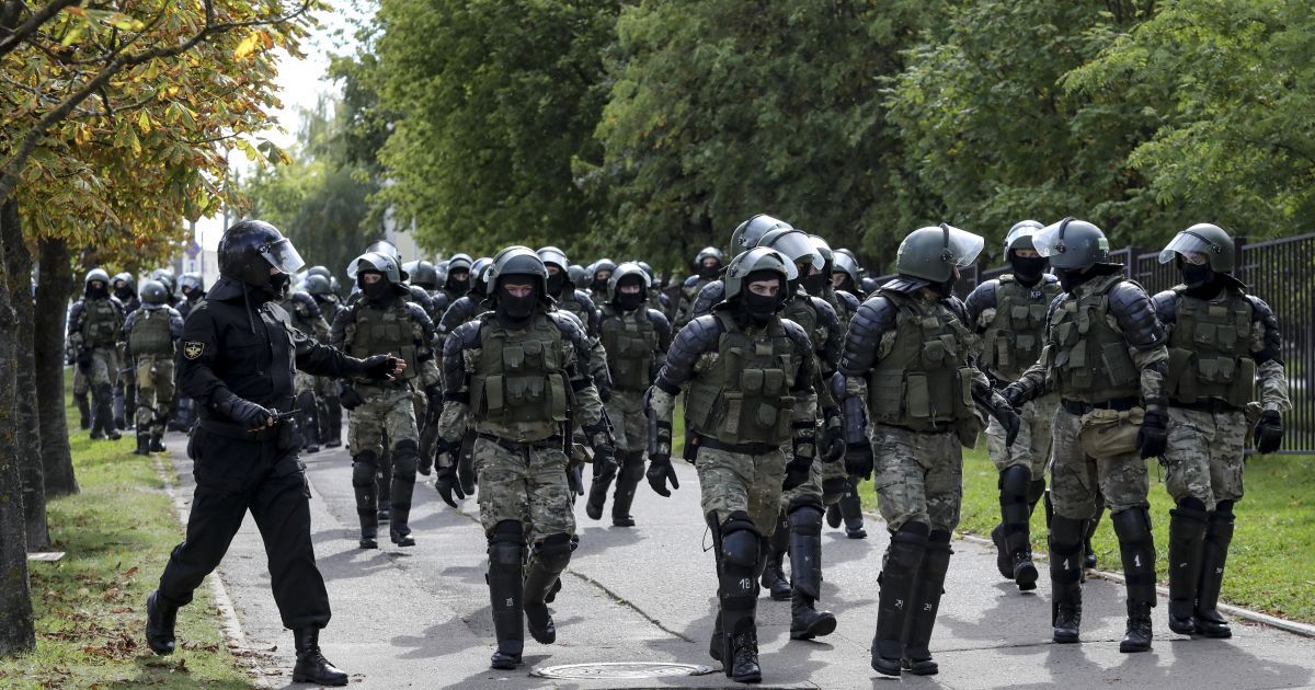 На протесті у Білорусі проти мітингувальників застосували водомет, а біля резиденції Лукашенка стріляли в повітря