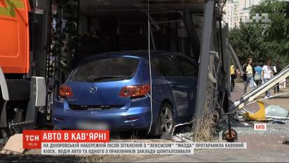 В Киеве автомобиль протаранил кофейню