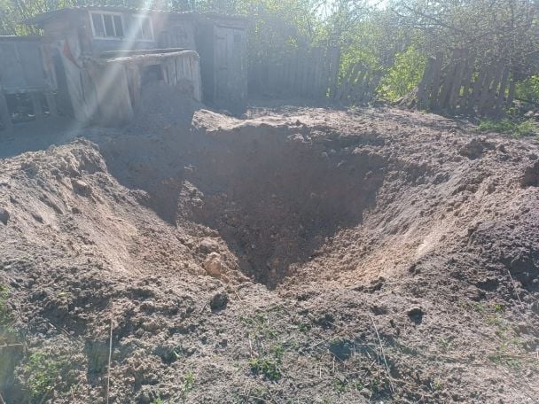 Наслідок одного з обстрілів села Єліне. Фото зі сторінки І.Ващенка / © 