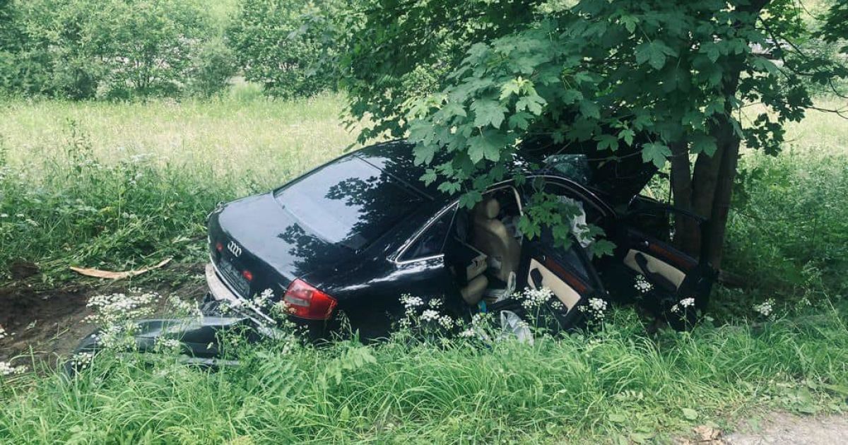 В Івано-Франківській області, на виїзді з Микуличина, сталася аварія. Загинув молодик.