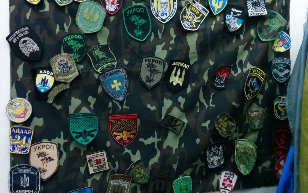 Сувениры передавали бойцы из зоны АТО / © euronews.com