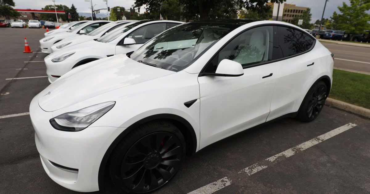 В Китае электрокар Tesla Model S самостоятельно ускорился и влетел в бетонную плиту