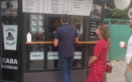 Попить кофе и вытереть ноги: во Львове перед кофейней постелили флаг фейковой "ДНР" (фото)