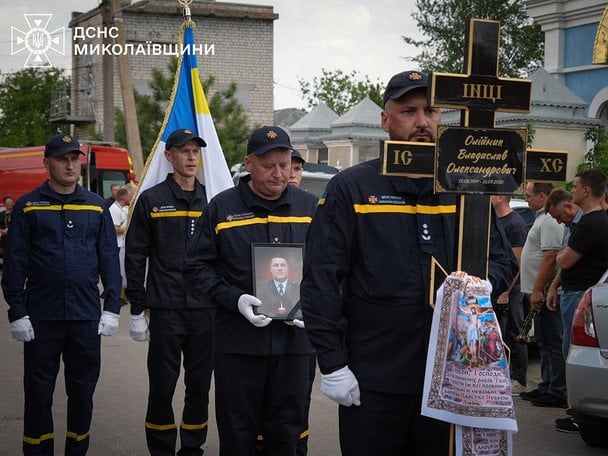 16 июля 2026 года. В Николае простились со спасателем Владиславом Олейником, который погиб во время исполнения служебных обязанностей.