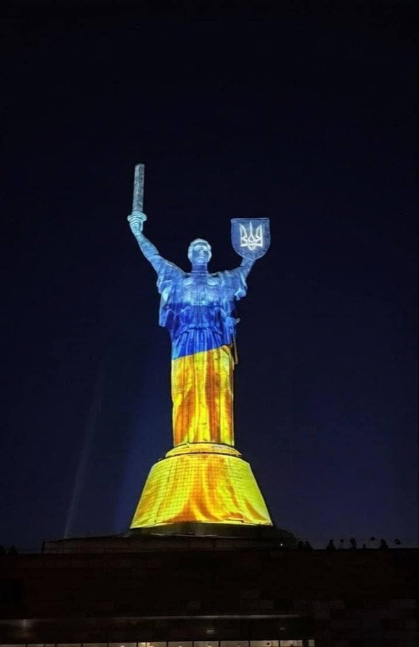 Родину-Мать в Киеве подсветили ко Дню Независимости Украины / © соцмережі