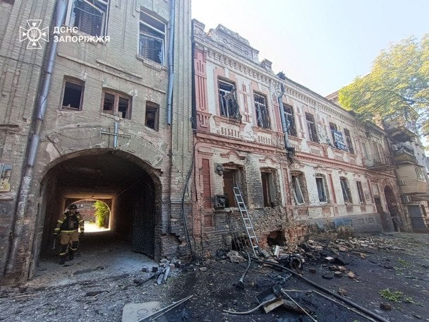 Росіяни завдали удару по Запоріжжю. / © ДСНС