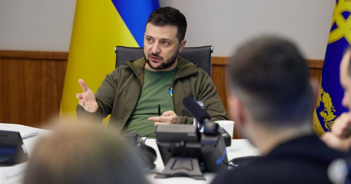 "Пам’ятник нашому шляху до перемоги": Зеленський ознайомився з меморіалом, який розповідає про зруйнований міст в селі Романівка