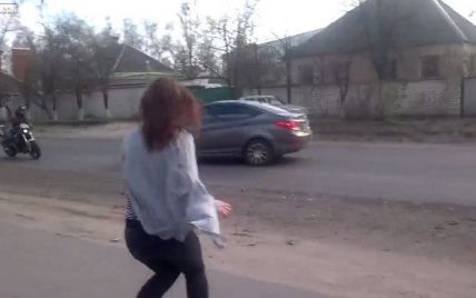 На Харківщині на тлі дівчаток, що танцювали, легковик влетів у мотоцикліста