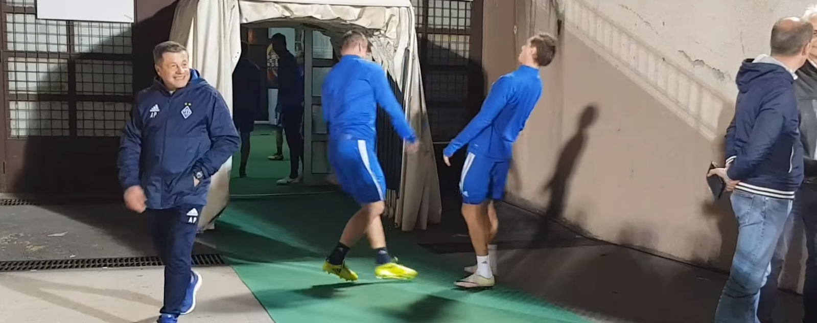 Футболісти "Динамо" влаштували жартівливий "махач" на тренуванні 