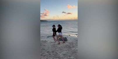 Виктория Бекхэм с невесткой потанцевала на пляже 