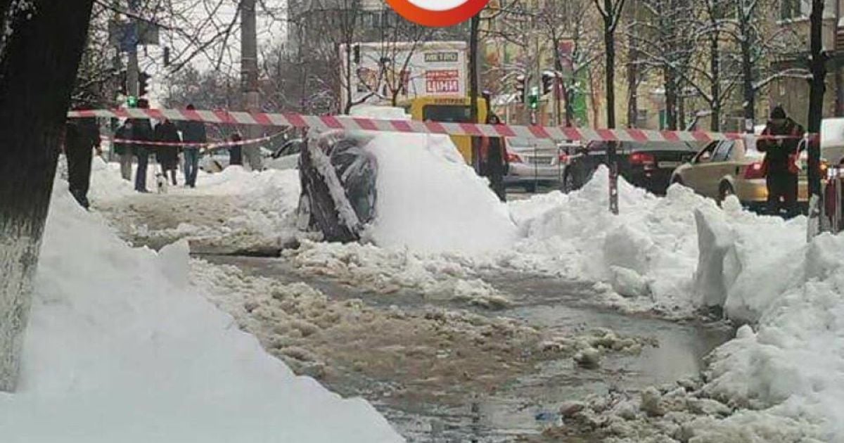 Машина провалилася у гейзер Київ_2 / © facebook.com/dtp.kiev.ua