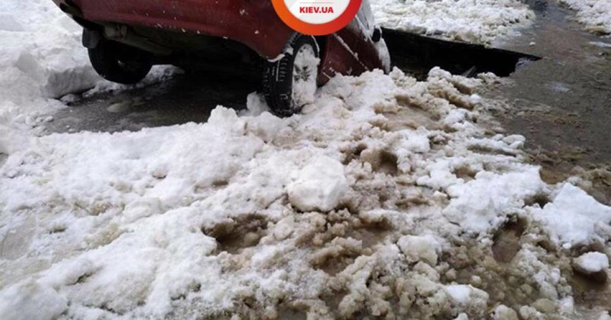 Машина провалилася у гейзер Київ_3 / © facebook.com/dtp.kiev.ua
