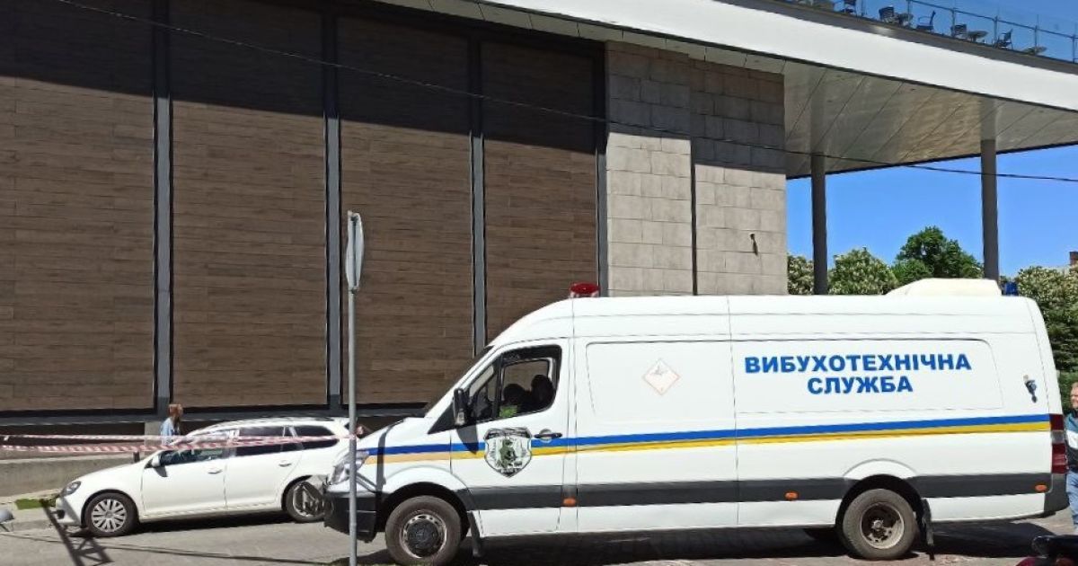 В центре Львова аноним "заминировал" ТРЦ: 3000 человек эвакуировали (фото)