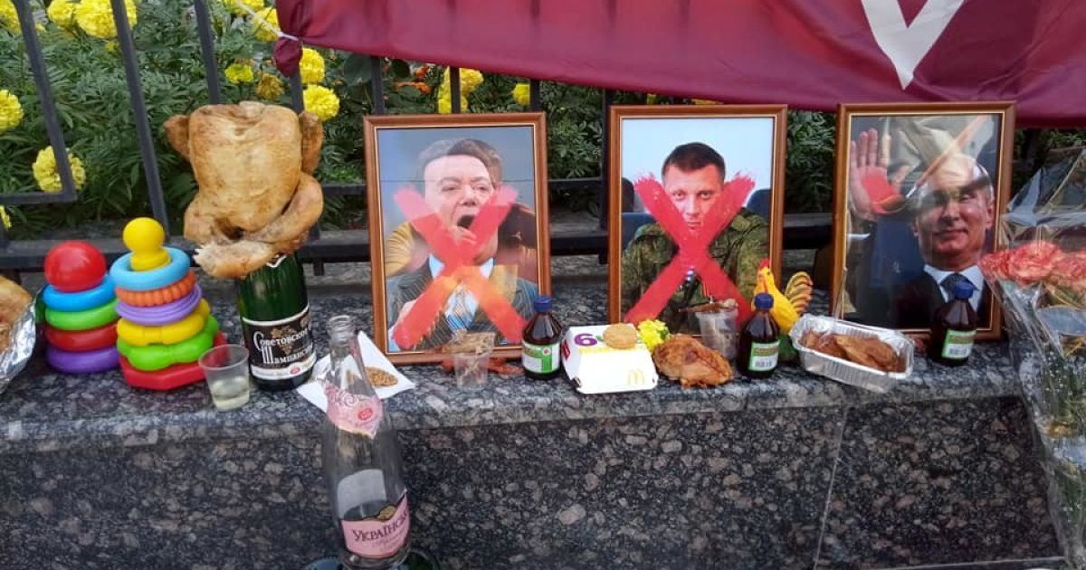 кури-гриль біля посольства_2 / © Facebook.com/Дмитро Вітов