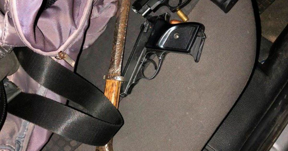 В Киеве патрульные остановили машину за нарушение правил, а обнаружили оружие и наркотики