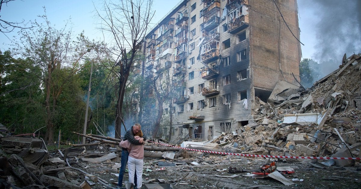 Батьки не відходили від руїн зруйнованого будинку