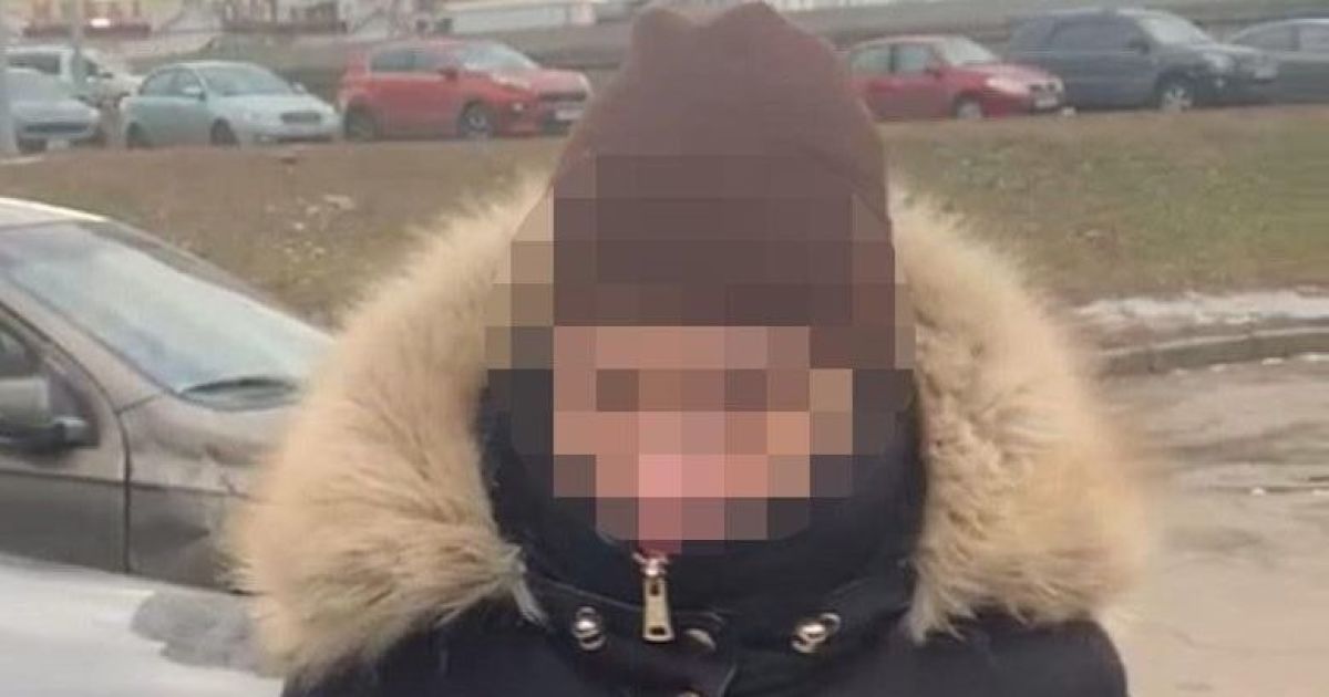 Только вышла из обменника: в Киеве воровка ограбила 78-летнюю женщину